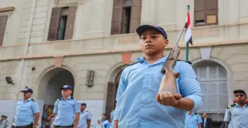 مدرسة السعدية تبدأ عامها الدراسي بالسلاح وعرض عسكري (صور)