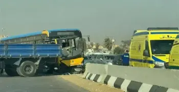 حادث الطريق السياحي.. أتوبيس نقل عام يصطدم بحاجز خرساني