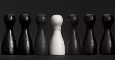 بعد العنصرية والاضطهاد الديني.. كيف عبَرت هذه الدول للديمقراطية؟