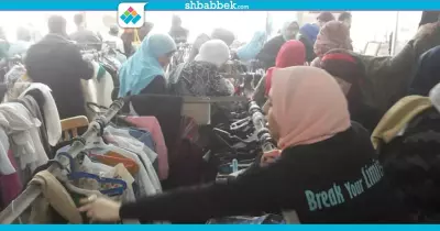 اكسسوارات وملابس.. سوق خيري بـ«تجارة عين شمس» والأسعار رمزية (صور)