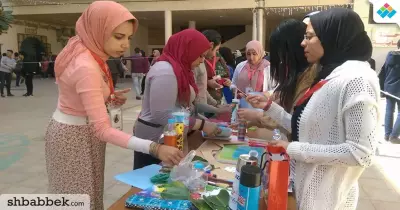 طلاب آداب الإسكندرية يزينون البيوت بـ«الكراكيب»