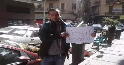 القبض على مواطن من ميدان التحرير رفع لافتة «ارحل»