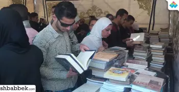 توزيع 5 آلاف كتاب على طلاب تجارة القاهرة بحملة إضاءة (صور)
