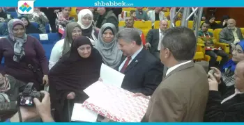 جامعة بنها تمنح 11 رحلة عمرة في حفل تكريم الأمهات والموظفين المثاليين