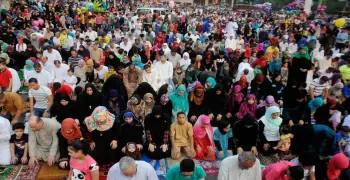 مركز الأزهر العالمي للفتوى: صلاة الرجال والنساء متجاورين في العيد باطلة