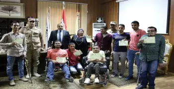 رئيس جامعة بني سويف يسلم الطلاب المعاقين شهادات الإعفاء