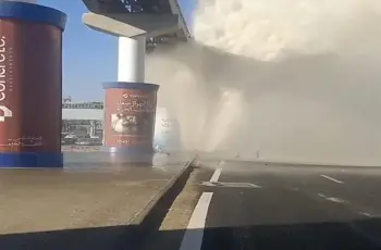 انفجار ماسورة مياه يغرق شارع التسعين الجنوبي بالتجمع (فيديو وصور)