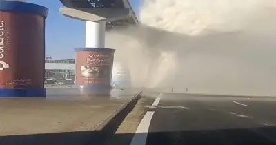 انفجار ماسورة مياه يغرق شارع التسعين الجنوبي بالتجمع (فيديو وصور)