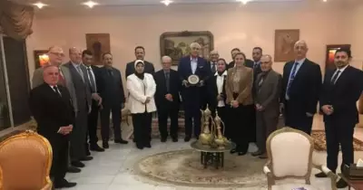 جامعة عين شمس تبحث إقامة معرض في سلطنة عمان