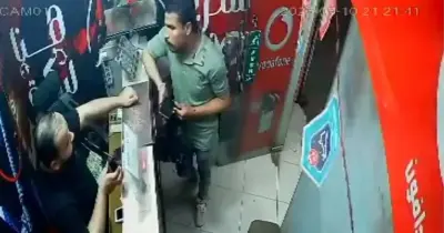 كاميرات المراقبة توثق لحظة استيلاء شاب على مبلغ مالي ضخم من داخل محل تجاري بالعمرانية (فيديو)