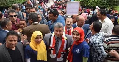 رئيس جامعة بنها يقود مسيرة طلابية في اليوم الثالث من الانتخابات