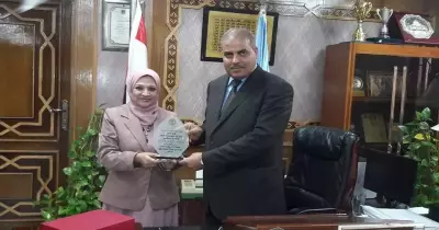 عميدة علوم بنات تكرم رئيس جامعة الأزهر