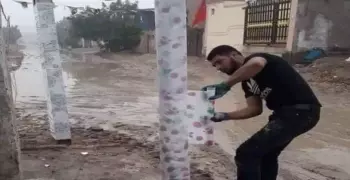 وزارة الكهرباء تعلق على «لف البلاستيك» على أعمدة الكهرباء