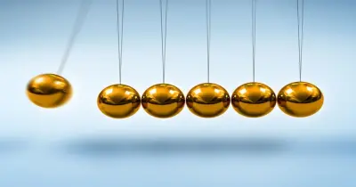 في التصادم المرن لا تفقد الطاقة الحركية، ولكنها تنتقل بين الجسيمات المتصادمة. صواب خطأ