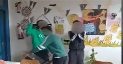 اعتداء طلاب على معلمة داخل الفصل في الإسكندرية (فيديو)