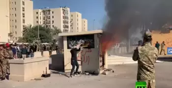 شاهد لحظة اقتحام السفارة الأمريكية في العراق وإحراقها