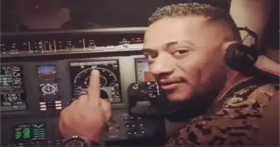 إيقاف طيار ومساعده للسماح لمحمد رمضان بالقيادة