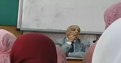 شاهد بالفيديو.. أستاذ جامعة الإسكندرية أهان القرآن أمام الطلاب