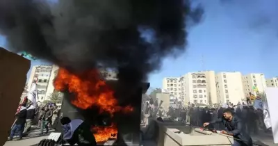 بث مباشر حريق واقتحام السفارة الأمريكية في العراق