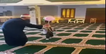 إمام يلعب بالبالون مع الأطفال داخل المسجد ويثير الجدل.. (فيديو)