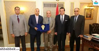 رفض رشوة عميد.. وزير التعليم العالي يكرم مدير إدارة التعليم الخاص