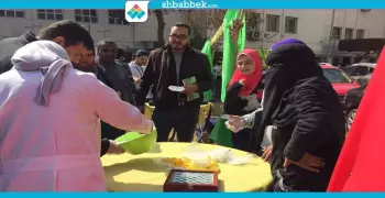 فريق «food for free» يستقبل الطلاب بغزل البنات بطب أسنان القاهرة