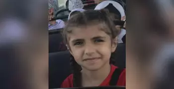 العمانيون ينعون الطفلة فاطمة الكندية.. دهستها سيارة أثناء النزول من حافلة المدرسة