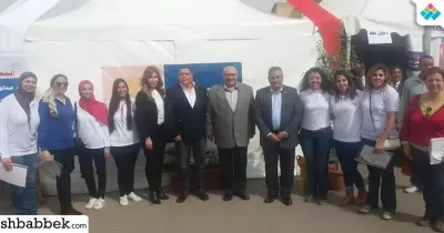 رئيس جامعة عين شمس يفتتح معرضا لبيع الملابس للطلاب (صور)