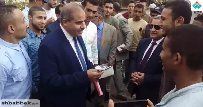 رئيس جامعة الأزهر يوزع هدايا على الطلاب «صور»