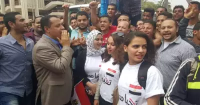 قيادات جامعة أسيوط يقودون مسيرة طلابية لتشجيع المواطنين على التصويت بالانتخابات