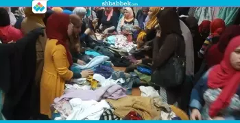 إقبال كبير على المعرض الخيري بـ«دار علوم القاهرة» (صور)