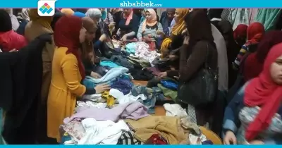 إقبال كبير على المعرض الخيري بـ«دار علوم القاهرة» (صور)