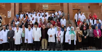 طب المنصورة تنظم وقفة تضامنيا مع رئيس الجامعة ضد التوصية بعزله