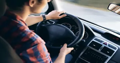 ابتزاز سائح.. سائق أوبر يحتجز أجنبي بسيارته ويطالبه الدفع بالدولار بدلا من الجنيه