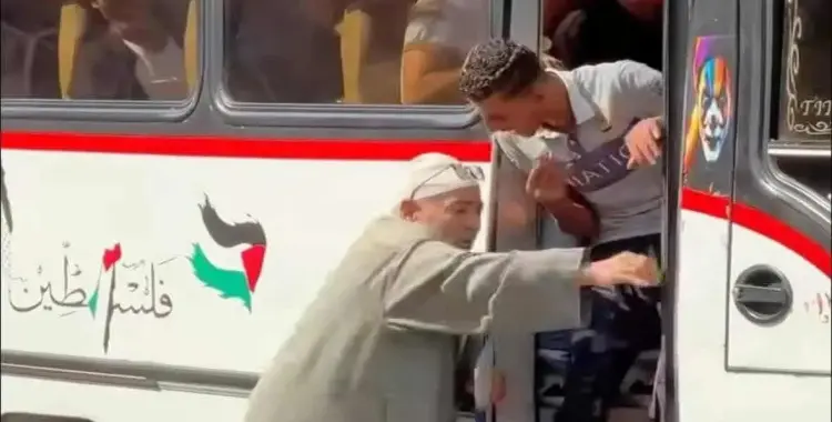  منعه التباع.. فيديو سقوط مسن من أتوبيس يثير حالة غضب 