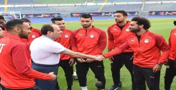 السيسي يزور لاعبي المنتخب المصري ويطالبهم ببذل الجهد لإسعاد المصريين (صور)