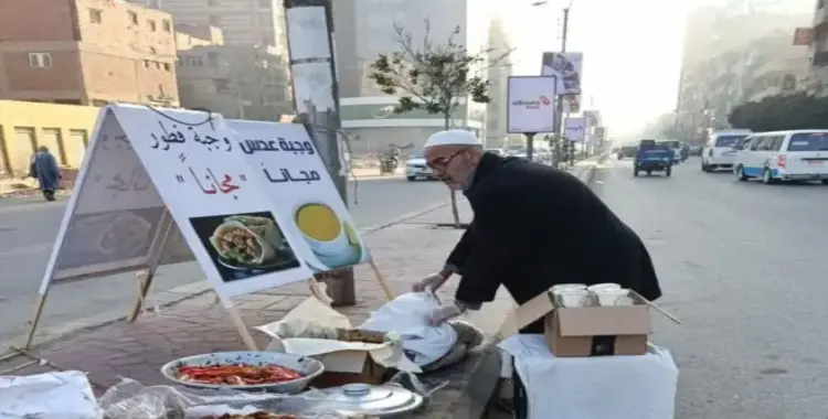  رجل ستيني يقدم وجبات مجانية للطلاب في بني سويف 