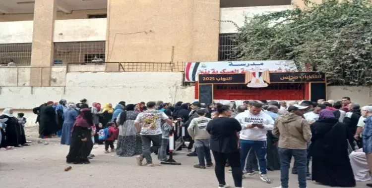  النائب أيمن معاذ يسلم سيدة لقوات الأمن بعد محاولتها شراء الأصوات (فيديو) 