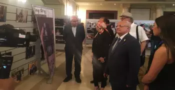 رئيس الجامعة البريطانية يفتتح معرض السلام والحرب لطلاب كلية الإعلام (صور)