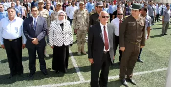 في أول يوم دراسي.. رئيس جامعة طنطا يشارك الطلاب في تحية العلم