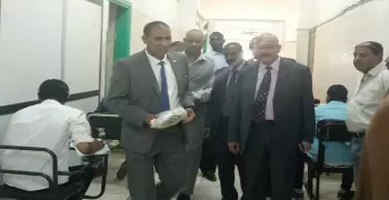 رئيس جامعة أسوان يوزع عصائر على الطلاب في الامتحانات