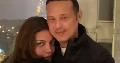 ريهام حجاج بملابس النوم في مشهد رومانسي مع زوجها بالصورة