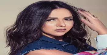 هل اعتزلت إيمي سمير غانم وارتدت الحجاب؟ حقيقة الصور المتداولة من الحرم المكي