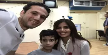 أحد أطفال مستشفى أبو الريش يحمل كرة بداية نهائي أمم أفريقيا بين الجزائر والسنغال