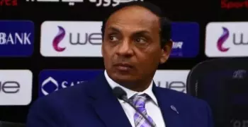 نائب رئيس اتحاد الكرة «يستولى» على فوطة حارس مرمى منتخب غانا: كانت تمنعنا من الفوز (صورة)