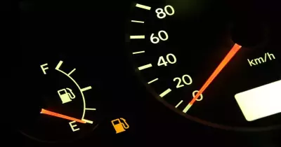 مخاطر قيادة السيارة عند اقتراب الوقود من النفاذ