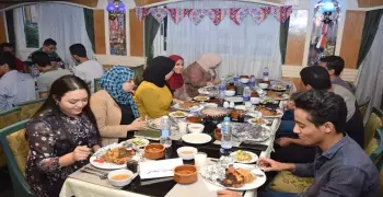 طلاب مسيحيون ينظمون إفطارا لزملاءهم المسلمين بجامعة سوهاج (صور)