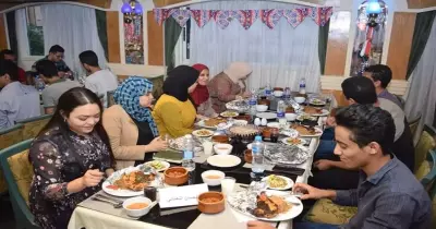 طلاب مسيحيون ينظمون إفطارا لزملاءهم المسلمين بجامعة سوهاج (صور)