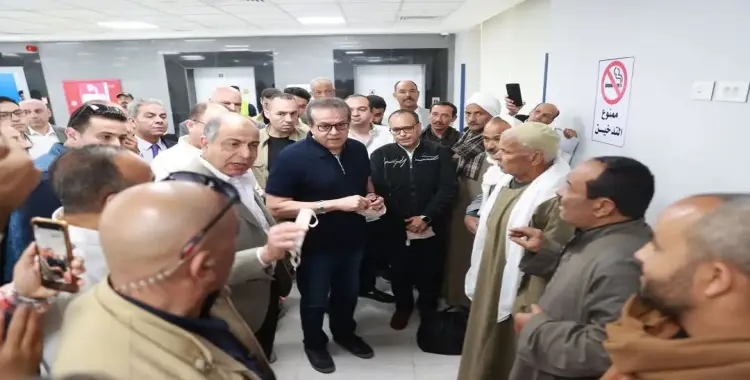 من هو مريض الكلى الذي عاتبه وزير الصحة لشكواه من انتظار الغسيل ساعات؟ 