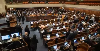 الكنيست الإسرائيلي.. إخلاء المبنى أثناء جلسة نتنياهو بسبب صواريخ المقاومة (فيديو)